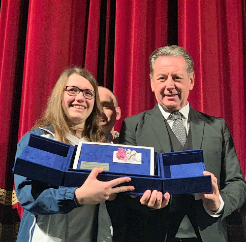 L'assessore regionale Fabio Scoccimarro premia premia con la Rosa di Cristallo le "Orchette" della Pallanuoto Trieste al Politeama Rossetti